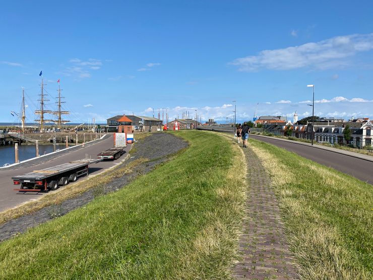 Harlingen zeedijk en haven