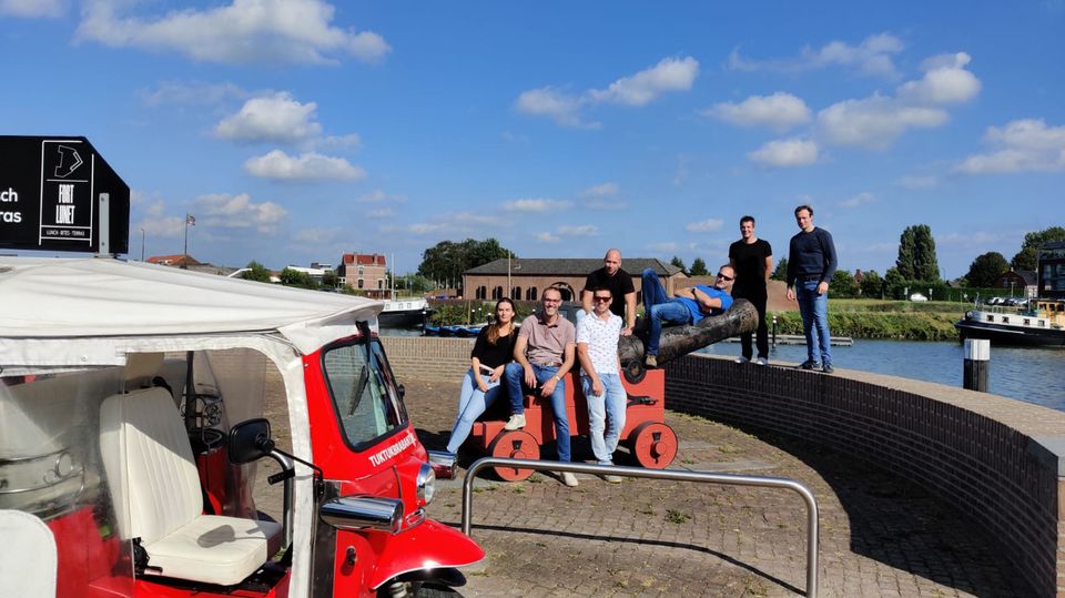 Groepsfoto bij een tuk tuk in Raamsdonksveer.