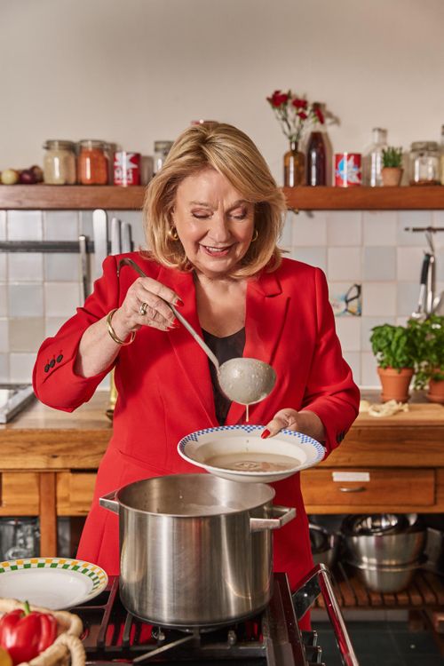 Janny van der Heijden maakt vrijheidssoep 2026