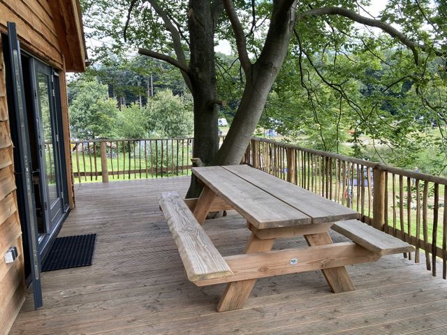 Terras met picknicktafel van Boomhut De Beuk.