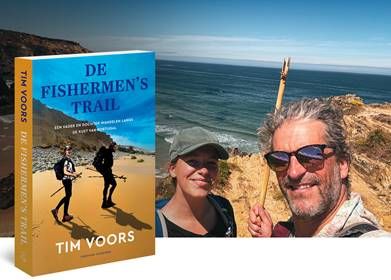 Een foto van een boek en mensen op een strand