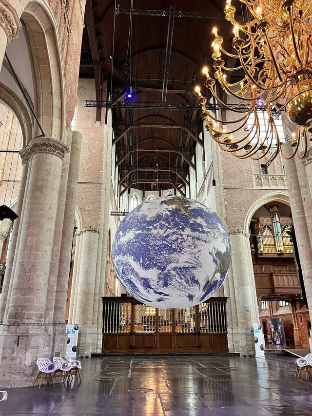 Tentoonstelling Gaia in de Pieterskerk Leiden wereldbol