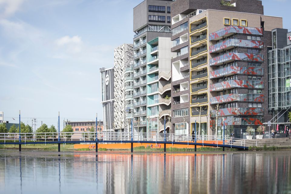 Zilverpark met water en de zilverparkkade met kantoren en woningen in Lelystad, Flevoland