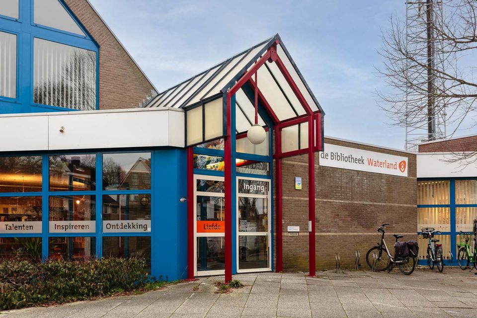 De buitenkant van de Bibliotheek in Monnickendam