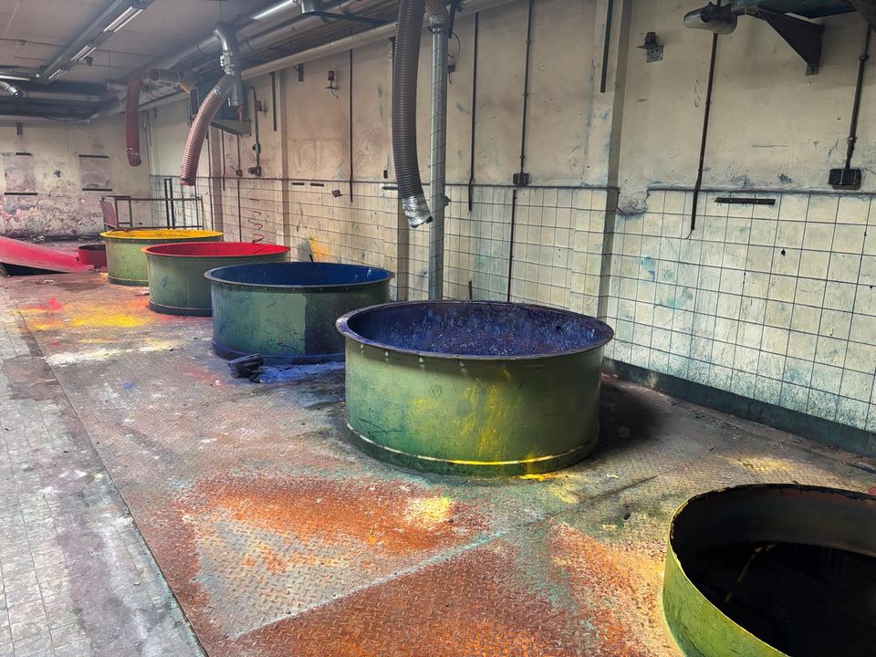 Inktfabriek van Son. Inktvaten in verschillende basiskleuren.