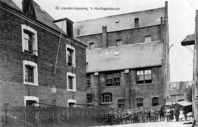 Sint-Jacobskazerne vanuit Jacobsstraat circa 1915