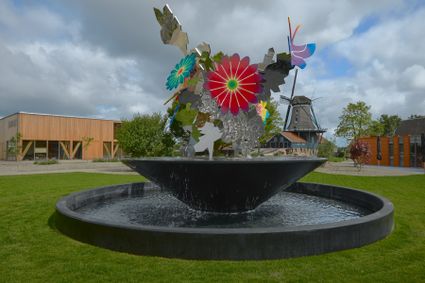 Fontein met spiegelende bloemen bij de molen in IJlst