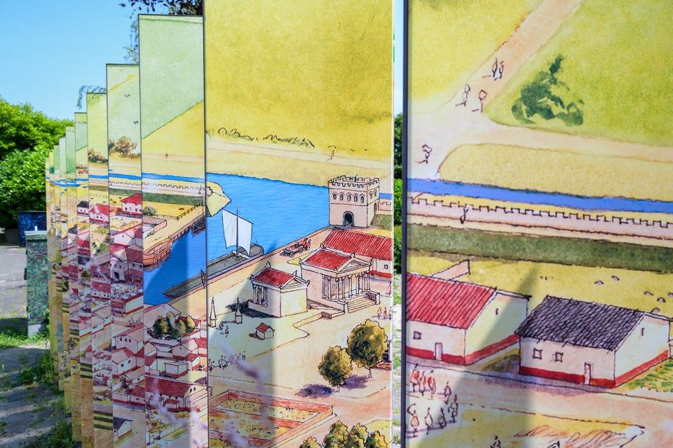 Een moderne getekende impressie van Forum Hadriani, afgebeeld op een modern kunstwerk in Voorburg.