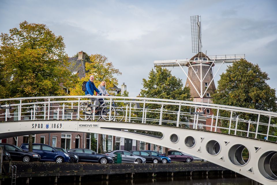 Brug met fietsers in Dokkum.