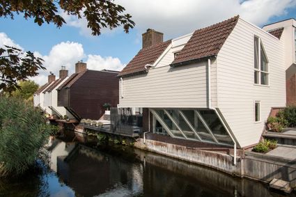 Dit zijn houtskeletgebouwwoningen in de wijk Seghwaert in Zoetermeer.