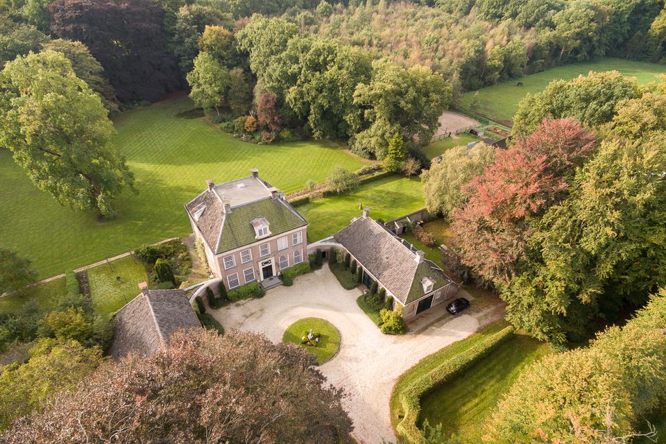 Luchtfoto van Erfgoed de Wolden Voorwijk met het herenhuis en veel groen.