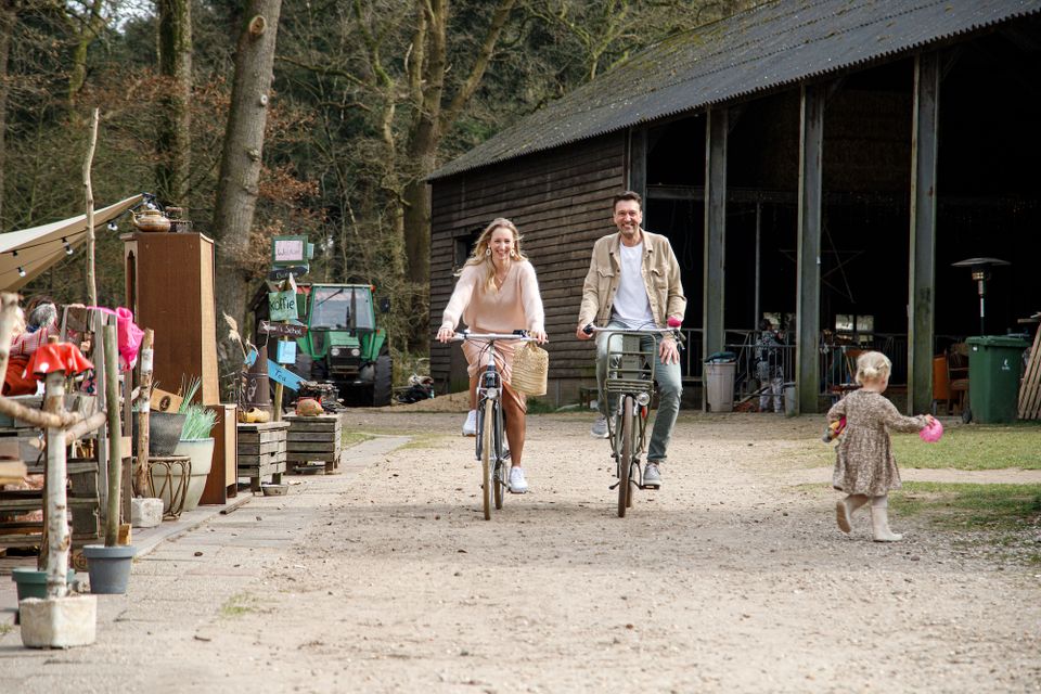 Twee mensen fietsen de Smaakfietsroute in de gemeente Ede