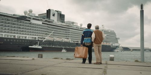Twee mensen die naar een schip kijken
