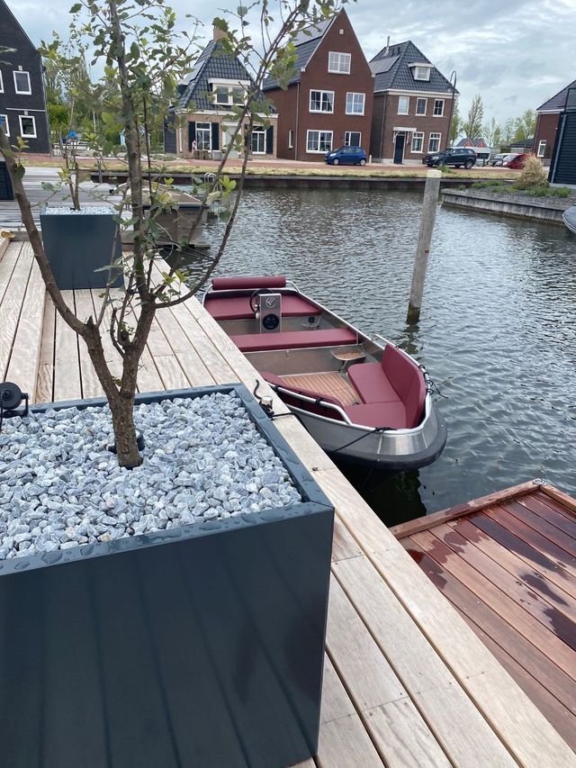 With this electric sloop you can explore the Frisian water in a silent and environmentally friendly way