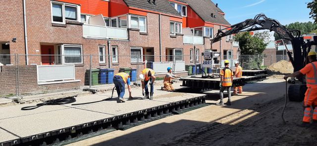 Aanleg van de plastic road in Almere.