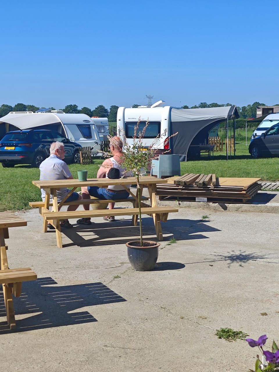 twee mensen treffen elkaar en buurten gezeten aan een picknick tafel