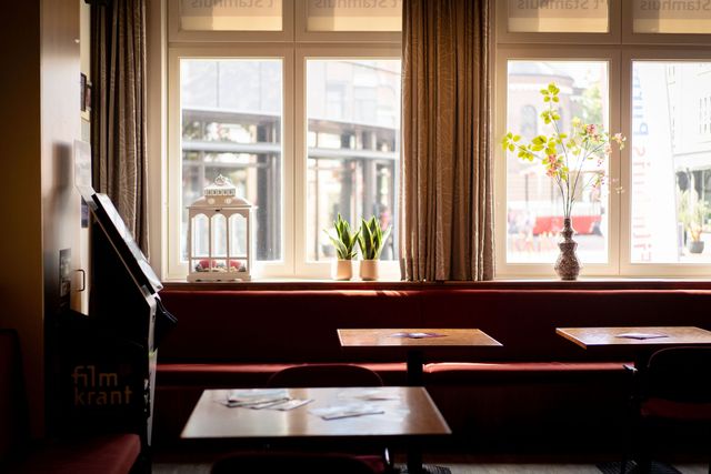 Binnenkant met tafeltjes van het Filmhuis Purmerend