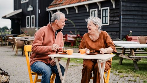 koppel geniet van koffie en gebak
