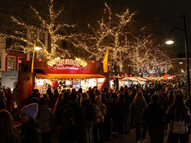 Kraampjes met verlichte bomen tijdens Lichtjesavond in Delft