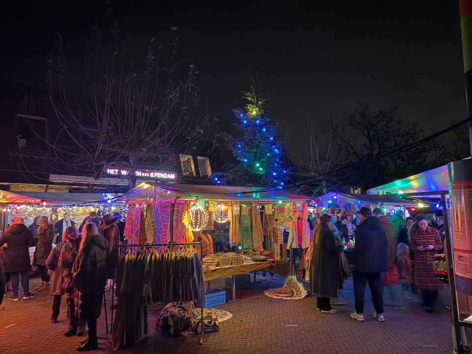 Mensen op de kerstmarkt in Ilpendam