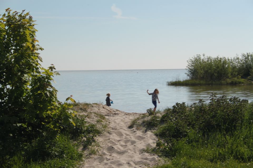 twee kinderen zijn aan het spelen in het water