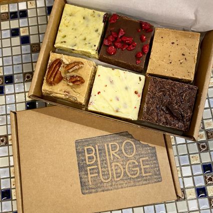 Doos met handgemaakte fudge van Buro Fudge in Woerden, gevuld met verschillende ambachtelijke smaken en gemaakt in het Groene Hart.