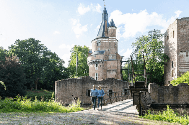 Man en vrouw wandelen bij Kasteel Duurstede in Wijk bij Duurstede