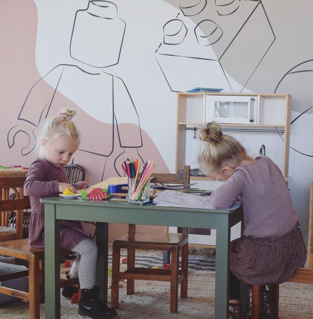 Twee spelende kinderen aan een tafeltje