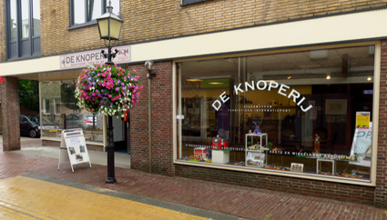 TIP en Stadsmuseum De Knoperij Montfoort, Groene Hart, historisch museum met etalage vol streekhistorie en cultureel erfgoed aan een sfeervolle winkelstraat in de historische binnenstad.