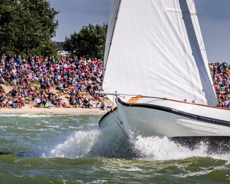 skûtsje met publiek