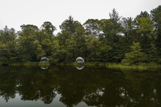Eine Pingo-Ruine auf einem Naturcampingplatz mit zwei Unterkünften.