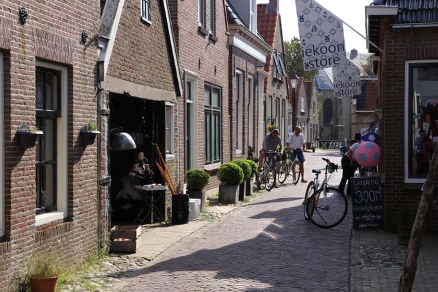 winkelstraatje in hindeloopen in het voorjaar