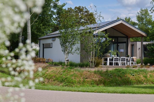 Vooraanzicht van een vakantielodge in het groen