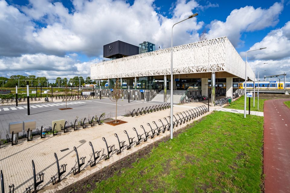 Het station Lansingerland in Zoetermeer vanaf de voorkant met de fietsenrekken.