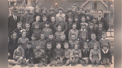 School C 1936 - met Joseph Goedhart en Rolf Nihom links hds. dhr. Jansma rechts dhr. Derksen. Foto: archief Synagoge