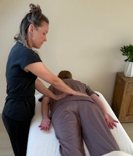 Vrouw die reiki uitoefent bij liggend persoon