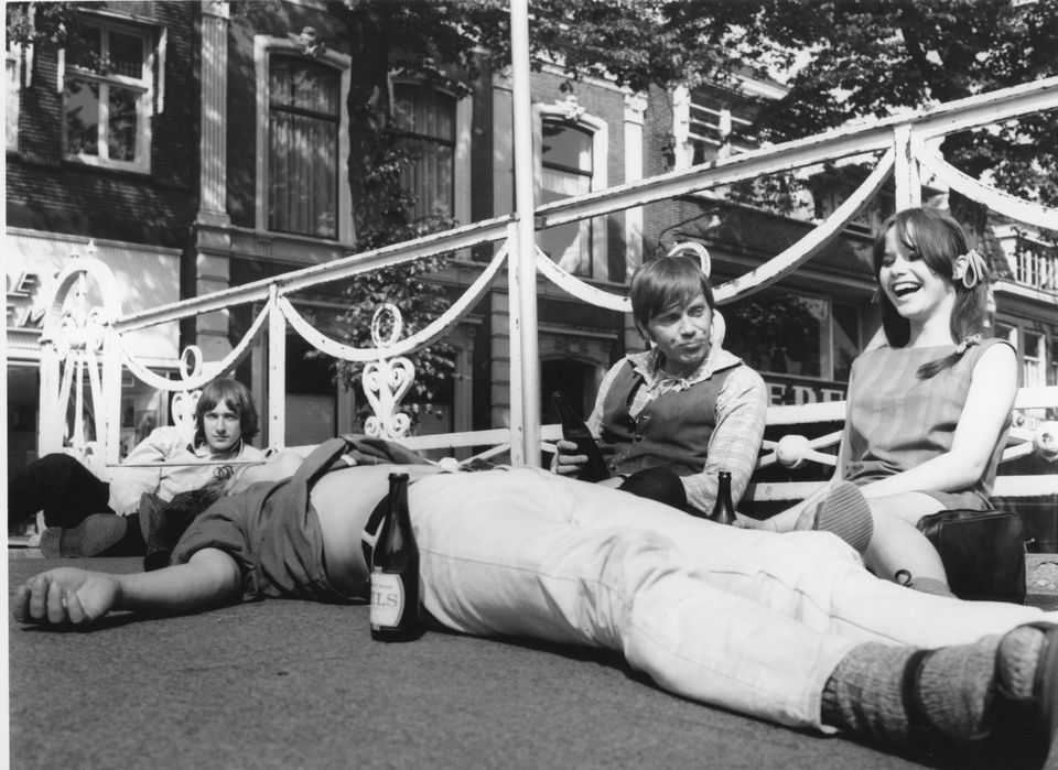 Jongelui chillen met bier op de Nieuwe Pijp in 1967