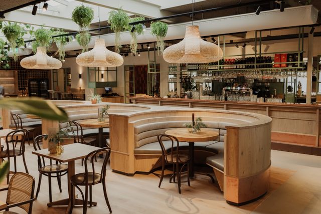 Sfeervol interieur van restaurant Weids in Bolsward met ronde houten zitbanken.
