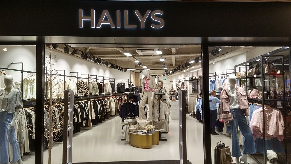 De etalage van Hailys modezaak in Winkelcentrum Havenhof in Volendam.