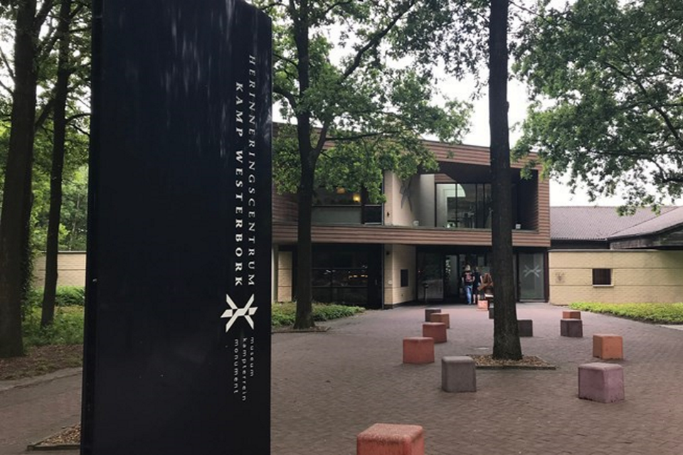 De ingang van Herinneringscentrum Kamp Westerbork.