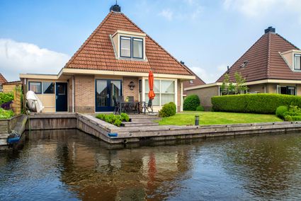 Vakantiewoning Waterwende aan het water op een zonnige dag.