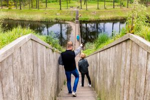 Man met kindje op de Mozesbrug bij Bergen op Zoom