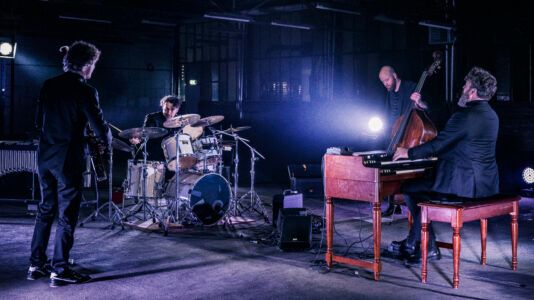 Muzikanten van ORBI bespelen hun instrumenten