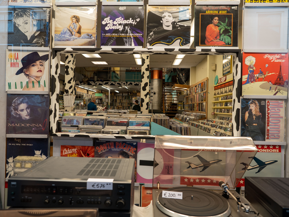 Etalage van platenwinkel plexus in Delft