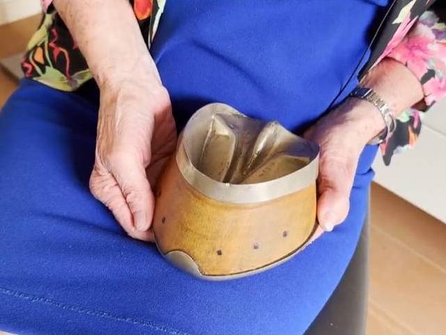 Een asbak gemaakt van een hoefijzer
