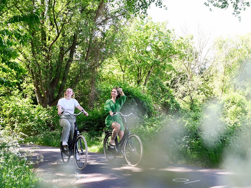 Twee meiden op de fiets in de Delftse hout