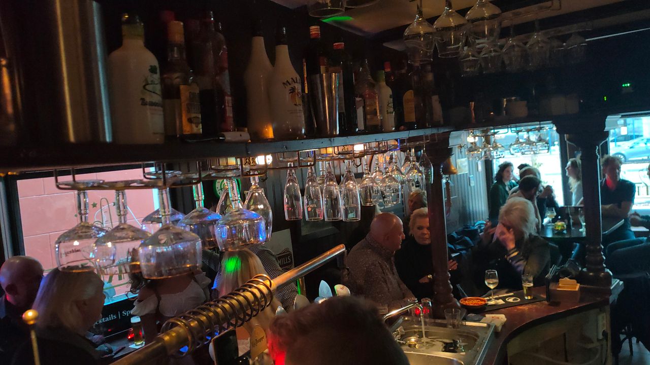 Zicht vanuit de barman