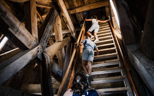 Kinderen die de trappen van de Grote Kerk aan het beklimmen zijn