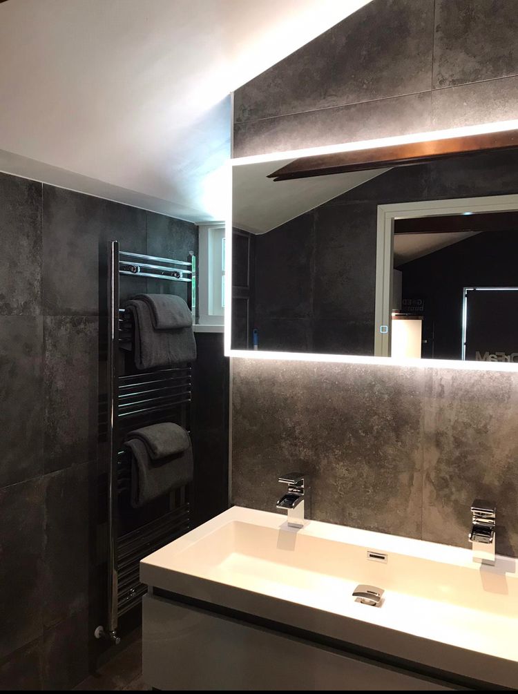 Badkamer met inloopdouche, dubbele wastafel, toilet en vloerverwarming