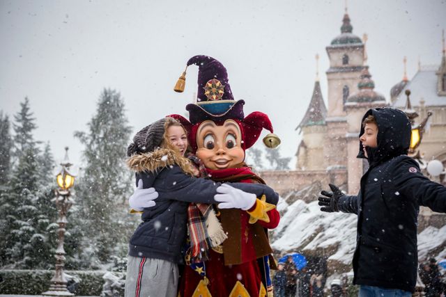 Winter Efteling Pardoes geeft meisje knuffel